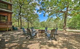 Picturesque Broken Bow Cabin With Hot Tub And Deck!